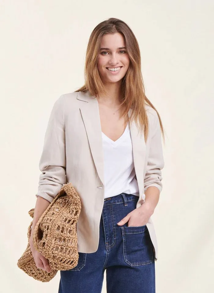 Chaqueta de traje entallada con cinturón en blanco