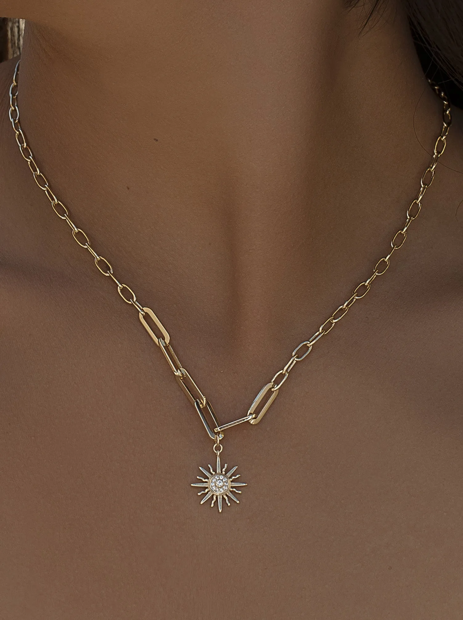 Collar cadena con charm de sol y circonitas